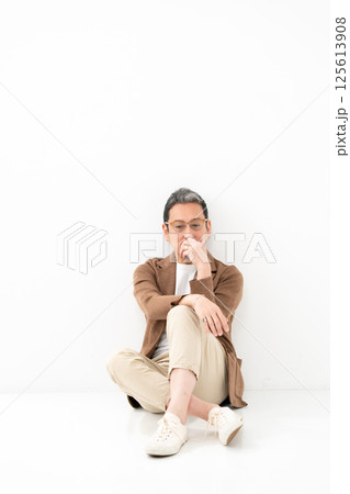 ミドル男性　全身　座る 125613908