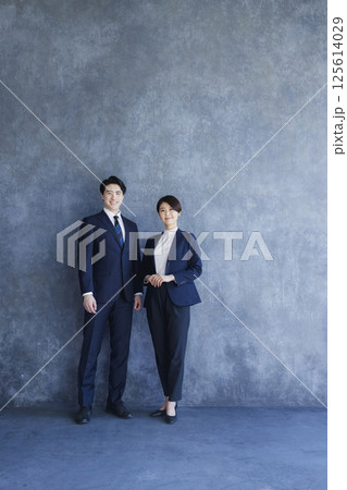 立っているスーツ姿の男女 125614029