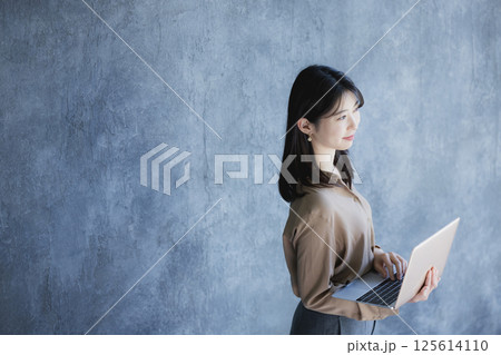 ノートパソコンを持つ女性 125614110