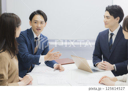 会議室で会議をする人たち　 125614527