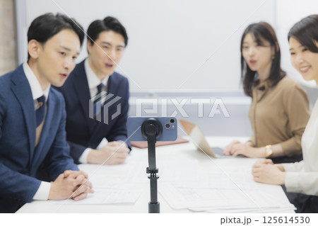 会議室で会議をする人たち 会議室で会議をする人たち 125614530
