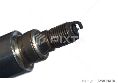 かぶって黒くカーボンが付着したプラグ 125614810