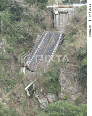 2016年の熊本地震から9年、熊本地震の遺構として残されている崩落した阿蘇大橋 2016年の熊本地震から9年、熊本地震の遺構として残されている崩落した阿蘇大橋 125615033