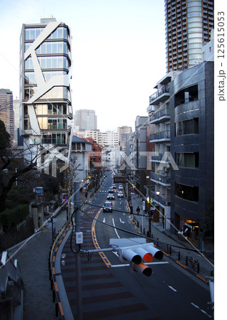 都会の風景 港区乃木坂陸橋上から赤坂方面の夕景 都会の風景 港区乃木坂陸橋上から赤坂方面の夕景 125615053