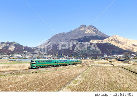 冬の湯布院盆地を走るゆふいんの森 冬の湯布院盆地を走るゆふいんの森 125615403