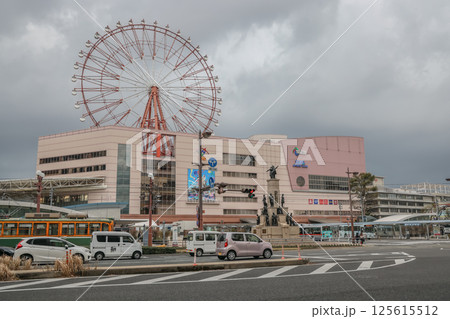 March 24 2025 Modern Ferris Wheel Near a Busy Urban Center and Traffic, Japan 125615512