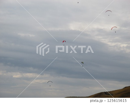 熊本県阿蘇、大観峰の空を華麗に舞うパラグライダー 125615615