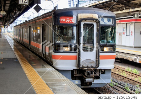 名古屋駅に停車中のキハ75形快速みえ 125615648