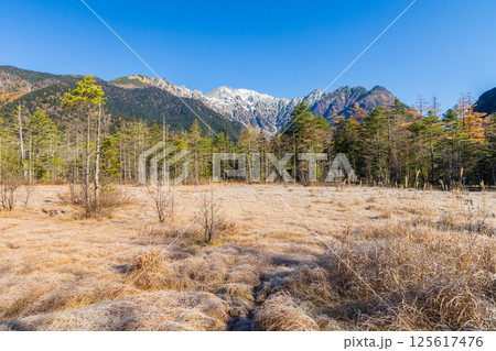 日本屈指の山岳リゾート　晩秋の上高地　田代湿原と穂高連峰 125617476