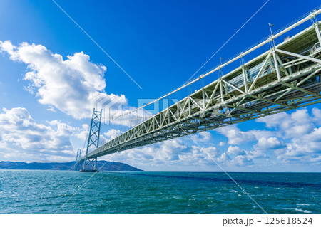 兵庫県神戸市　冬ばれの明石海峡大橋 125618524