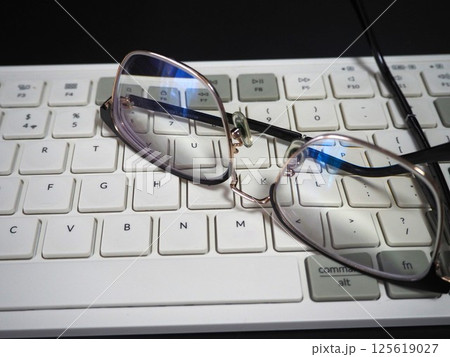 眼鏡とUS配列キーボードの写真（右） 125619027
