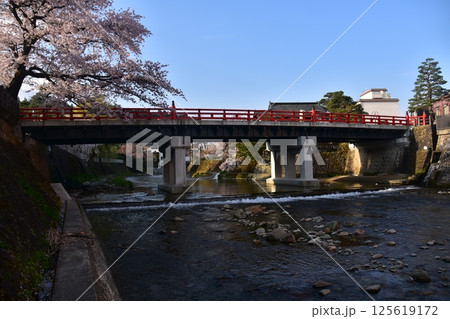 日本の岐阜県　春の高山市　満開の桜と観光名所の中橋と宮川　周辺の街並みと美しい青空 125619172