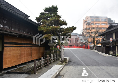日本の岐阜県の春 高山市中心部の古い町並み 観光名所の中橋と歴史的な日本家屋と立派な松の木 日本の岐阜県の春 高山市中心部の古い町並み 観光名所の中橋と歴史的な日本家屋と立派な松の木 125619179