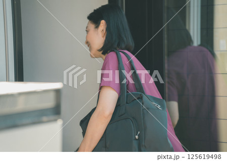 50代看護師 125619498