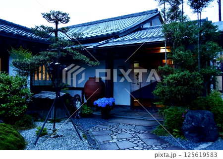 京都市　三千院門跡　夕暮れ時の大原温泉芹生（せりょう） 125619583
