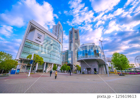 日本の東京都市景観 早朝の桜木町駅前やランドマークタワー、エアキャビンの桜木町駅など=4月26日 日本の東京都市景観 早朝の桜木町駅前やランドマークタワー、エアキャビンの桜木町駅など=4月26日 125619613