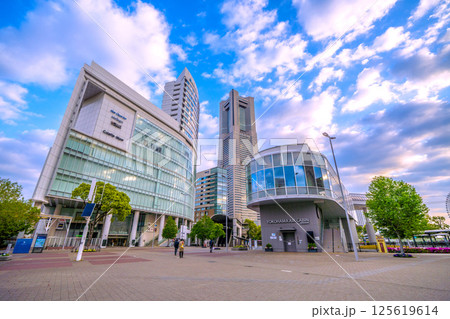 日本の東京都市景観 早朝の桜木町駅前やランドマークタワー、エアキャビンの桜木町駅など＝4月26日 125619614
