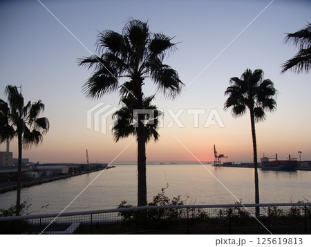 sunset sea side 125619813