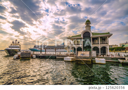 日本の横浜都市景観2隻の豪華客船。ノルウェージャン・スピリットやクイーン・エリザベスなどを望む 日本の横浜都市景観2隻の豪華客船。ノルウェージャン・スピリットやクイーン・エリザベスなどを望む 125620356