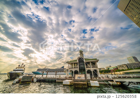 日本の横浜都市景観2隻の豪華客船。ノルウェージャン・スピリットやクイーン・エリザベスなどを望む 日本の横浜都市景観2隻の豪華客船。ノルウェージャン・スピリットやクイーン・エリザベスなどを望む 125620358