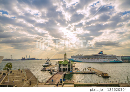日本の横浜都市景観ノルウェージャン・スピリットやぷかりさん橋などを望む 125620594