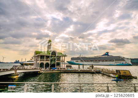 日本の横浜都市景観ノルウェージャン・スピリットやぷかりさん橋などを望む 125620605