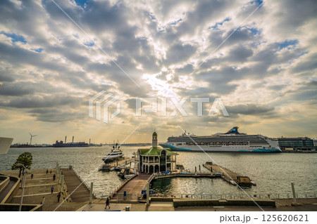 日本の横浜都市景観ノルウェージャン・スピリットやぷかりさん橋などを望む 125620621