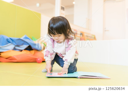 絵本を読む日本人の女の子 絵本を読む日本人の女の子 125620634