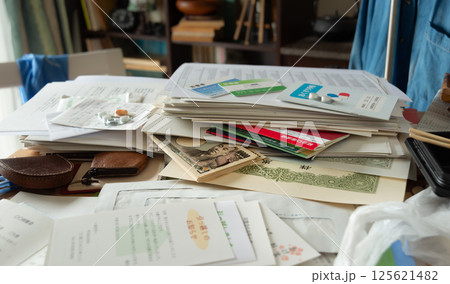 書類に紛れ込んだお金や預金通帳、株券　遺品整理　汚部屋　後から見つかった財産 125621482