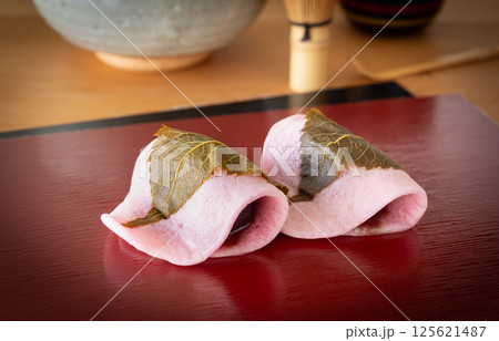 関東風桜餅と茶器　さくら餅 125621487