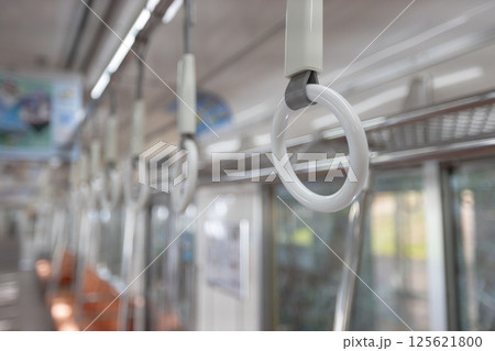 電車の中の吊り革の素材写真 125621800