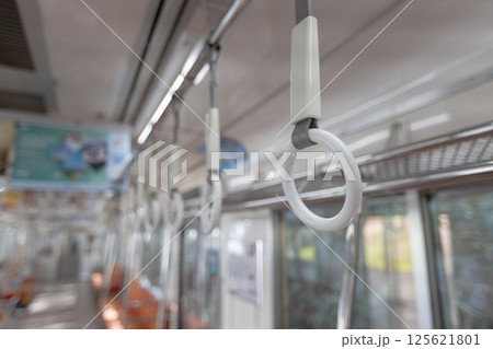 電車の中の吊り革の素材写真 電車の中の吊り革の素材写真 125621801