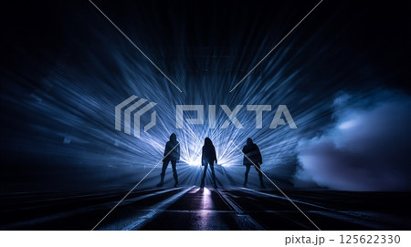 ステージに立つ3人のシルエットと青いライト 125622330