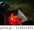 炎に包まれた焚き火 125622491