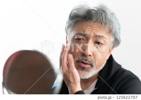 身だしなみを整えるシニア男性	 身だしなみを整えるシニア男性	 125622787