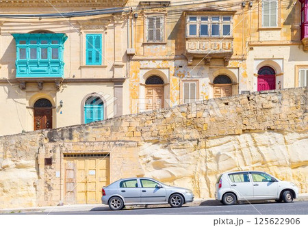 View of a typical maltese street with houses in traditional architecture style  125622906