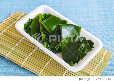 パックに入った新物昆布 パックに入った新物昆布 125622918