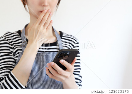 スマホを見て驚く女性 スマホを見て驚く女性 125623176