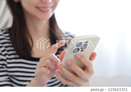 スマートフォンを使う女性 125623351