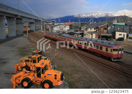 雪国"糸魚川市"のシンボルたちに囲まれながら走り抜けるえちごトキめき鉄道455系電車 雪国"糸魚川市"のシンボルたちに囲まれながら走り抜けるえちごトキめき鉄道455系電車 125623475