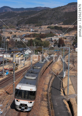 木曾の山々を背景に峠を越えてきた383系特急しなの号_2025/3/1撮影 125623476