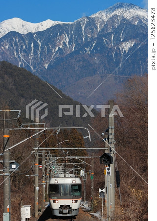 美しく冠雪した駒ヶ岳を背景に駆け抜ける383系特急しなの号_2025/1/25撮影 125623478