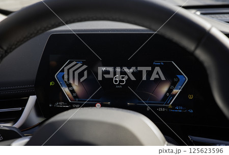 Screen display of car status warning 125623596