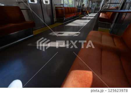 電車の中の風景　窓からの光が通路に当たっている 125623978