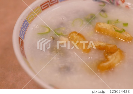 ピータンと油篠入りのお粥 ピータンと油篠入りのお粥 125624428