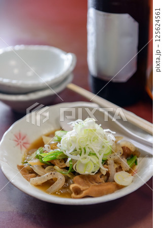 もつ煮込みと瓶ビール、モツ煮、酒場 もつ煮込みと瓶ビール、モツ煮、酒場 125624561