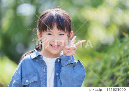 ピースする笑顔の子供 125625000
