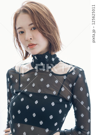 若い女性のヘアスタイルイメージ　　 125625011