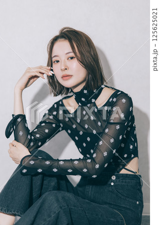 若い女性のファッションイメージ　　 125625021