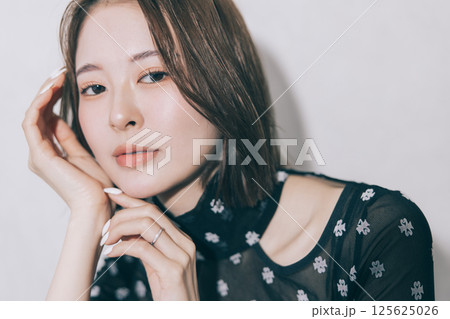 若い女性のビューティーイメージ　 125625026